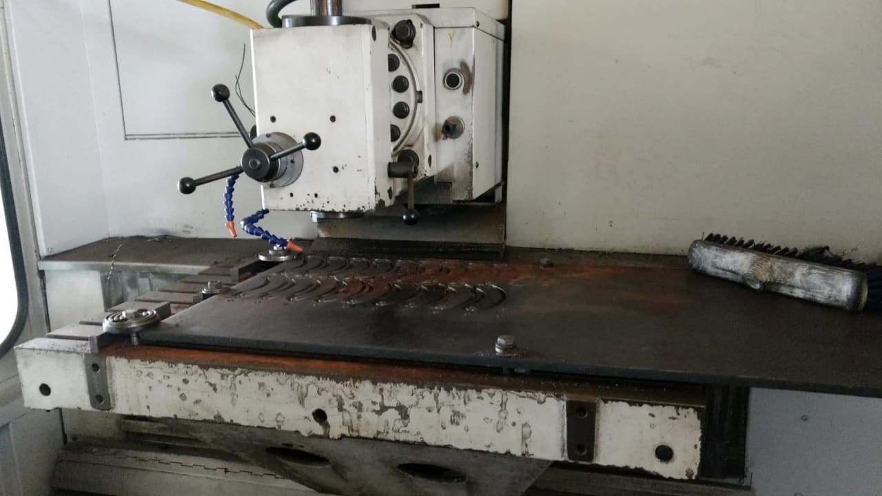 Bazar con fresadora CNC, placa de datos, monitor industrial