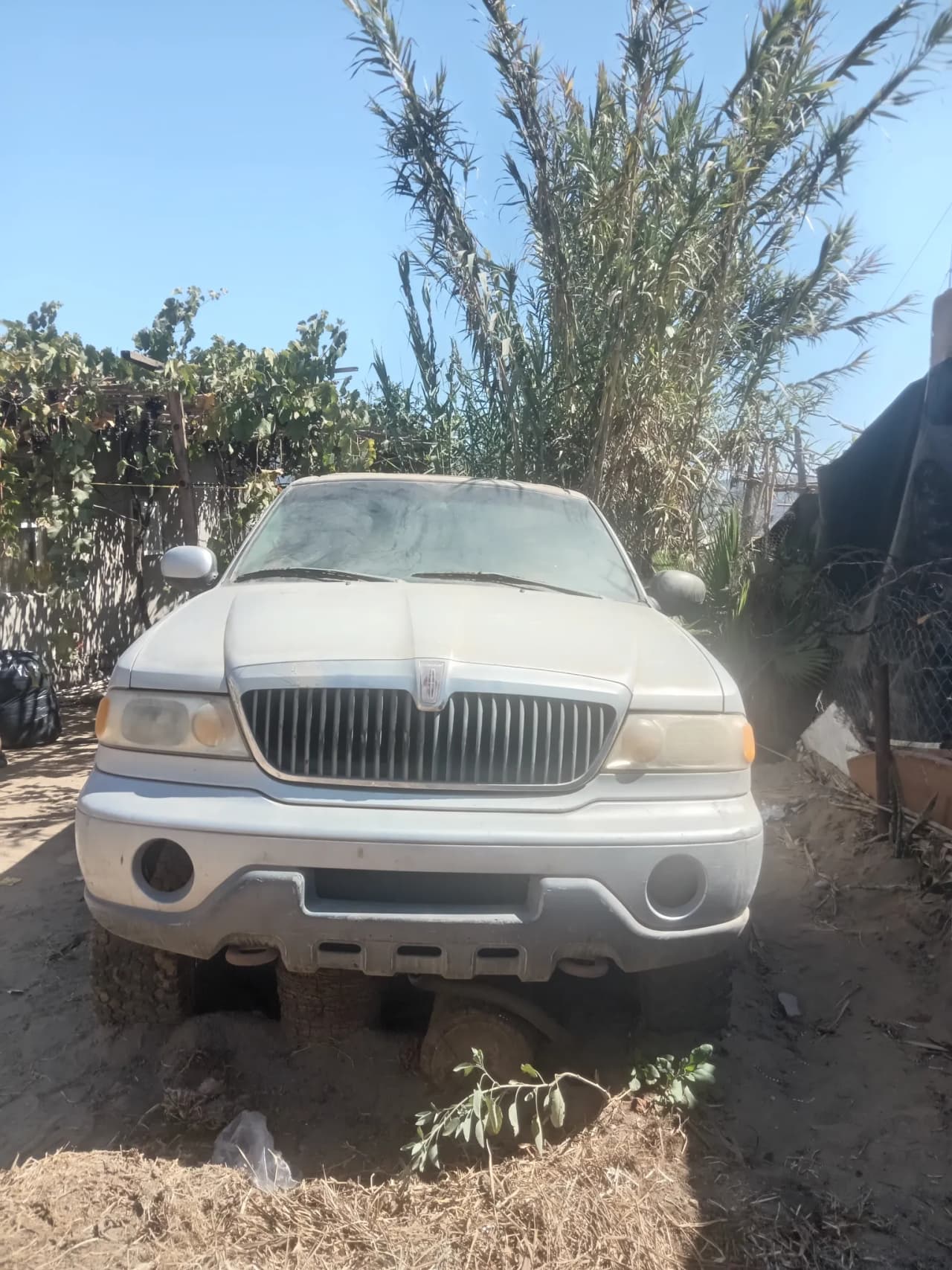 Bazar con Lincoln Navigator, certificado de título vehicular, interior de camioneta