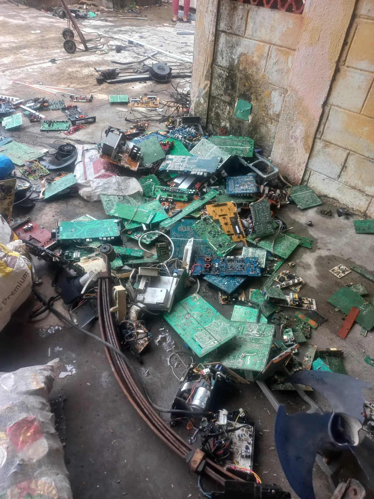 Bazar con tarjeta de circuito impreso, unidad óptica, placa de circuito